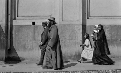 ロシア正教会の司祭、モスクワで妻と2人の子供に付き添われ歩道を散歩 作： Gilbert H. Grosvenor