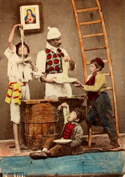 スパゲッティを手で食べる子供たち ナポリ、1865年頃（二枚重ねの紙に印刷 作： Giorgio Conrad