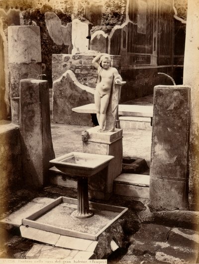 裸の少年の彫刻で構成された噴水。この噴水はポンペイのバルコーネ・ペンシレの家にあります。 作： Giorgio Sommer