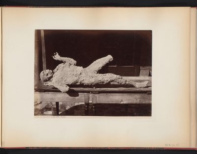 イタリア、ポンペイのミイラ化した人物 Impronte umane trovato 1868 (ポンペイ (オブジェクトのタイトル) 作： Giorgio Sommer