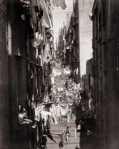 イタリア・ナポリの街並み 作： Giorgio Sommer