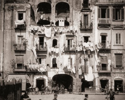 イタリア・ナポリの街並み 作： Giorgio Sommer
