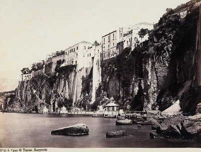 ソレントの海の上にそびえるタッソの家 作： Giorgio Sommer