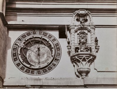 カスパー・ブルンネン（1527-1530）によるベルンの時計塔の象限。天文時計の脇にある新台には、時計の機構によって時を告げる4分前に点灯する彫像が置かれている。 作： Giorgio Sommer