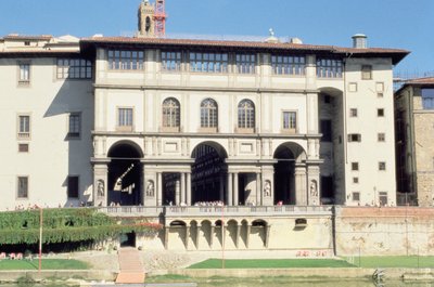 アルノのウフィツィ美術館のファサード 作： Giorgio Vasari