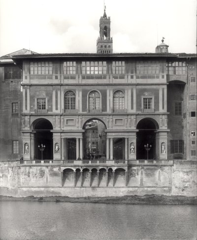 Lungarno Torrigianiのウフィツィ美術館のファサード 作： Giorgio Vasari