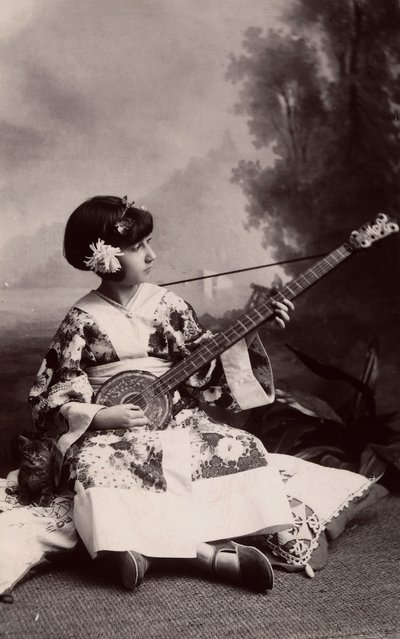 日本の衣装を着た小さな女の子 作： Phillipe de Marlier