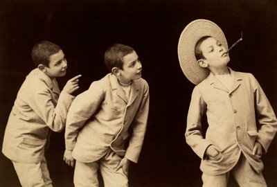 "Multiple Photograph"（複数の写真）。少年の写真的考察 作： Phillipe de Marlier