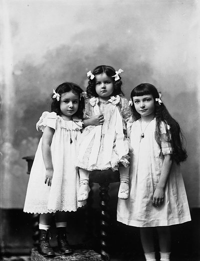 スタジオでの3人の子供の肖像 作： Phillipe de Marlier