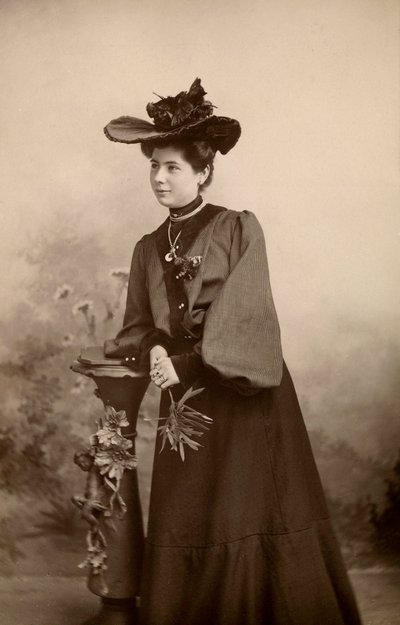 帽子をかぶったエレガントな女性の肖像 作： Phillipe de Marlier