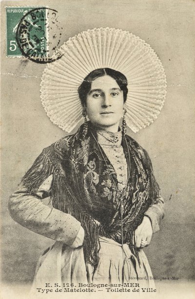 ポストカードです。Mailotte、Ville/Boulogne-sur-Merのトイレにいる水兵の女性 作： Phillipe de Marlier