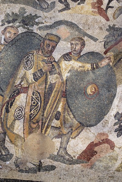 ローマ美術：モザイク「大狩猟部」の詳細。狩りの最中の領主。紀元315年〜350年。アルメリーナ広場、ヴィラ・ロマーナ・デル・カサーレ。イタリア、シチリア島 作： Phillipe de Marlier