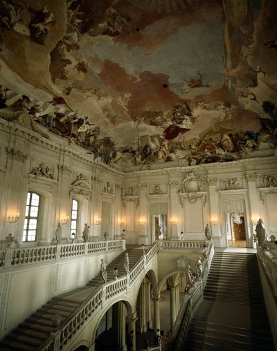 大階段と「五大陸の寓意」の天井の眺め 作： Giovanni Battista Tiepolo