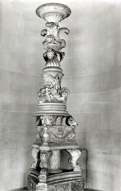 ピラネシが自分の墓（大理石）のローマ時代の骨董品に基づいて設計した燭台 作： Giovanni Battista Piranesi