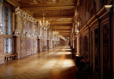 ルネッサンス建築：1523年にロッソ・フィオレンティーノ（1495-1540）がプリマティッチョ（1504-1570）の協力を得て作ったフォンテーヌブロー城のフランソワ1世の回廊の様子。セーヌ川とマルヌ川 作： Giovanni Battista Rosso Fiorentino