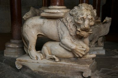 ライオン、サンタンドレア教会の説教壇、1298年から1301年頃（大理石） 作： Giovanni Pisano