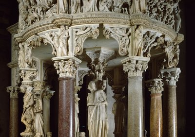 左側に神学上の美徳とヘラクレス 説教壇を支える彫刻群の細部。ジョヴァンニ・ピサーノ(1248-1314)による大理石の彫刻。1302-1311年 イタリア、ピサのカテドラーレ（サンタ・マリア・アスンタ・ディ・ピサのドゥオモ 作： Giovanni Pisano