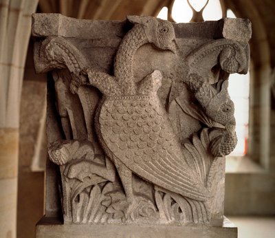3つの頭を持つ鳥（チャプターハウスの彫刻された柱頭 作： Gislebertus