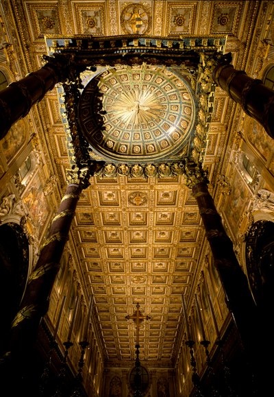 ジュリアーノ・ダ・サンガッロ（1445年～1516年頃）が製作した印のついた木製の箱が置かれた天井と、建築家フェルディナンド・フーガ（1699年～1781年）が製作した大祭壇の眺め。ローマ、サンタ・マリア・マッジョーレ大聖堂（聖マリア大聖堂 作： Giuliano Giamberti da Sangallo