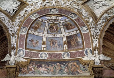 マントヴァのテ宮殿の鷲の間天井のベゼル 作： Giulio Romano