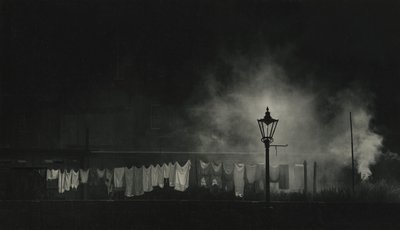 夜の物干し竿と電車の煙 作： Godfrey Macdominic