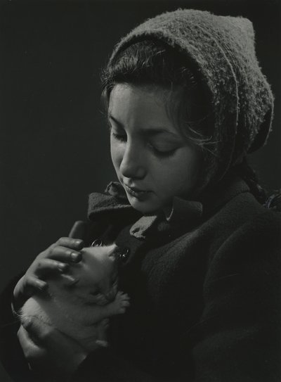 白い子猫を抱く少女。1950年代初期 作： Godfrey Macdominic