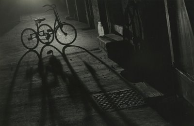 夜の三輪車のシルエット 作： Godfrey Macdominic
