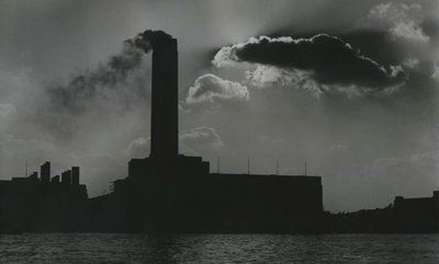 テムズ川沿いの発電所、ロンドン 1950年代 作： Godfrey Macdominic
