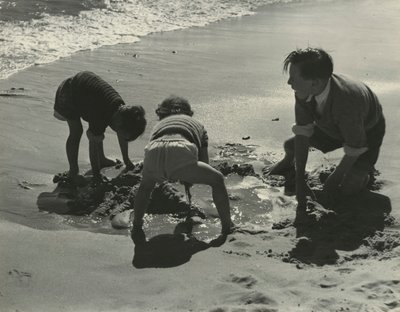 ビーチで砂遊びをする3人の子供たち。 作： Godfrey Macdominic