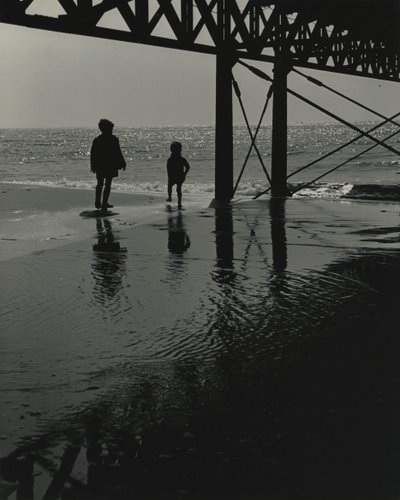 ビーチで遊ぶ2人の子供。 作： Godfrey Macdominic
