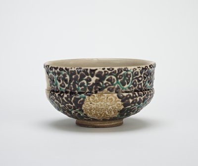 19世紀半ばの絹の錦織のデザインの茶碗（透明な釉薬の上にエナメルを塗った石器） 作： Gorosuke Shonsui