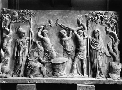 アキレスの盾を作るヘパエスタスとキュクロプス（大理石）（モノクロ写真 作： Greco Roman Greco Roman