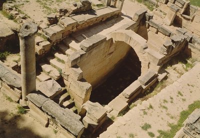 紀元前20年頃にローマ人によって復元されたニンファエウムの航空写真 作： Greek