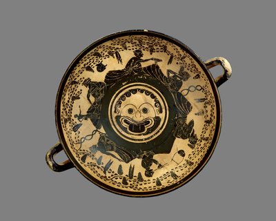 Andocides Painterの方法で、シンポジウムに参加した6人のリクライニング男性に囲まれたゴルゴンの頭のトンドで飾られた屋根裏の黒像式カップ、紀元前500年頃のセラミック（セラミック） 作： Greek