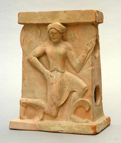 アイリスをモチーフにした陶製の祭壇、紀元前500年頃（陶製） 作： Greek