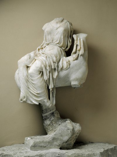 ソレントからの奉納品として覆われた女性像 作： Greek