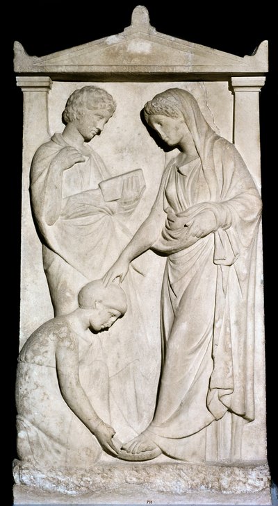 ギリシャのアート。"A maid helped her mistress remove her sandal" 紀元前4世紀の大理石のレリーフのストッキング。アテネ、国立考古学博物館 作： Greek
