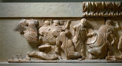 ギリシア、イオニア美術：シプノスのトレゾールの北側フリーズ：アポロとアルテミスが巨人と戦うギガントマキアの場面。紀元前525年デルフィ、考古学博物館 作： Greek