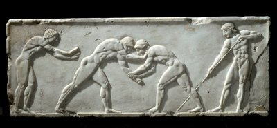 ギリシャ美術：格闘中の力士を表現したクーロスの台座。大理石の浮彫りストッキング、紀元前510～500年 - アテネ、考古学博物館 - 闘う力士たち - 大理石の浮彫り彫刻のクーロス像、紀元前510～500年 - アテネ、国立考古学博物館 作： Greek