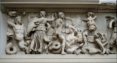 ギリシャの芸術：ヘカテとアルテミスの表現。ペルガモンのゼウスの祭壇のフリーズ、エウメネス2世の浮き彫り 作： Greek