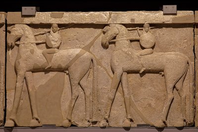 騎手の行列を描いたポロス石のフリーズ。 紀元前7世紀 作： Greek