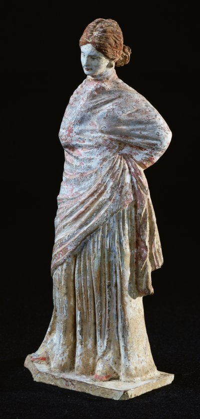 Boeotia、Tanagraからのドレープの服を着た女性の小像 作： Greek