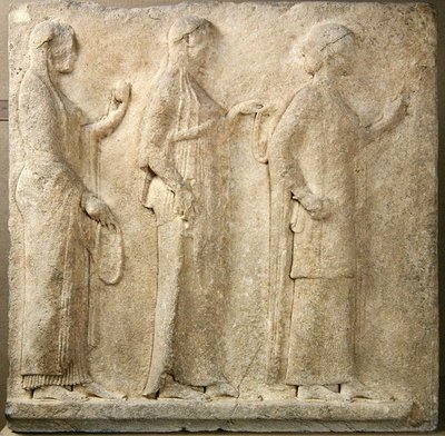 三人の女神」、タソス島の「テオレスの通路」のレリーフ、紀元前470年頃（大理石製 作： Greek