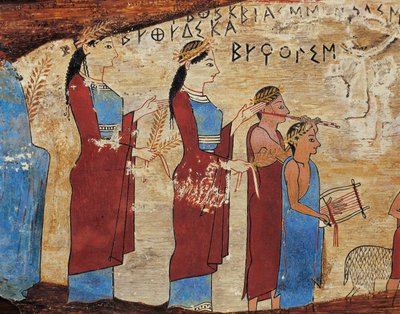 シキオン近郊ピツァ洞窟出土の奉納パネル、細部、捧げ物を持つ行列、竪琴と笛の奏者、ギリシャ語の碑文 作： Greek