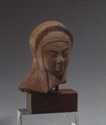 女性頭部、腕を交差させたスペードス型の像の断片、キクラデスⅡ期前半、紀元前2700～2400年頃（大理石製） 作： Greek