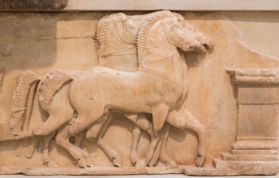 紀元前530～480年頃に建設されたシフニア人の宝物庫の南側フリーズから、戦車を引く4頭の馬（クアドリガ）（大理石製 作： Greek