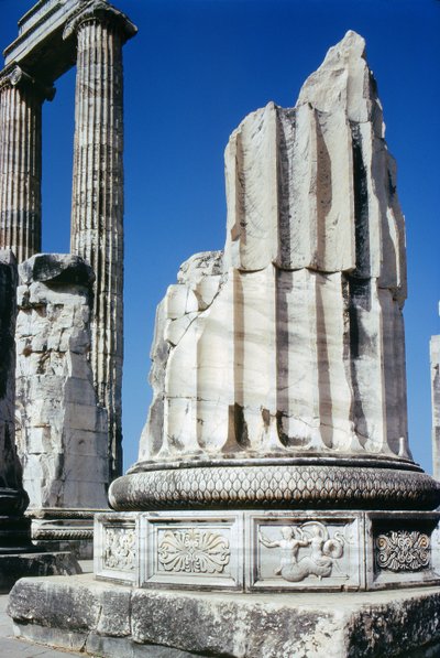 アポロ神殿の柱の元、紀元前300年頃 作： Greek School