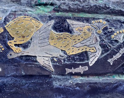 ギリシャ、ミケーネのサークルの墓IVからの金、銀、青銅、ニエロで刻まれた短剣、詳細：鳥を追いかける猫、金細工師の芸術、ミケーネ文明 作： Greek School