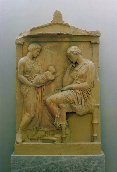座っている女性に赤ん坊を差し出すメイドを描いた葬儀ステラ（大理石 作： Greek School