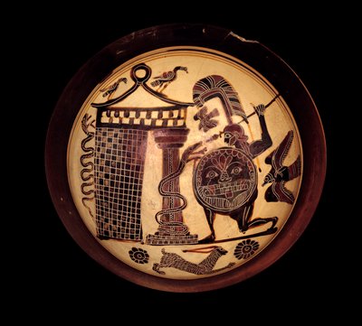 ギリシャ美術。テーベの竜と戦うカドモス、あるいはアポロと蛇パイソンを表現した黒い人物が描かれたラコンのカップ。騎馬民族の画家の絵画（紀元前6世紀）紀元前550～540年。 作： Greek School